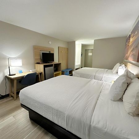 Days Inn By Wyndham Holland Bagian luar foto