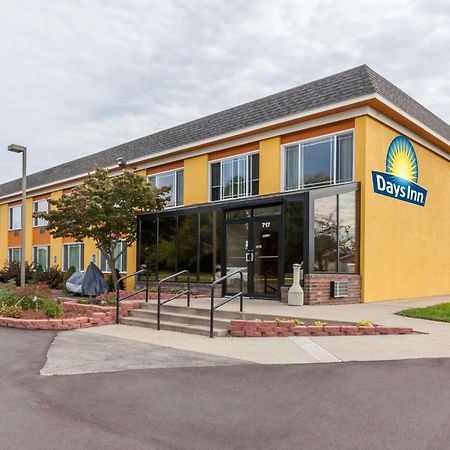 Days Inn By Wyndham Holland Bagian luar foto