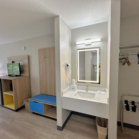Days Inn By Wyndham Holland Bagian luar foto