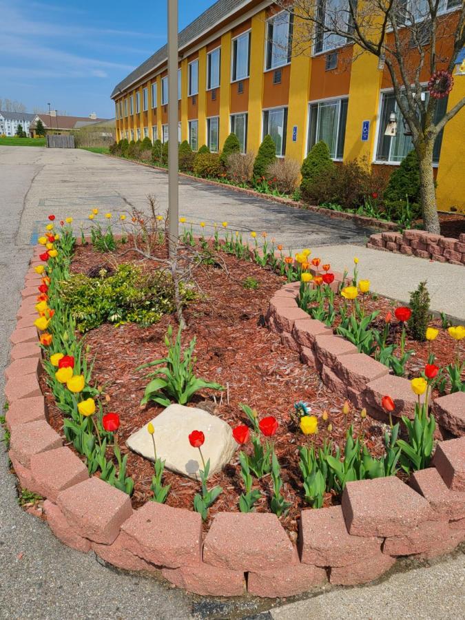 Days Inn By Wyndham Holland Bagian luar foto