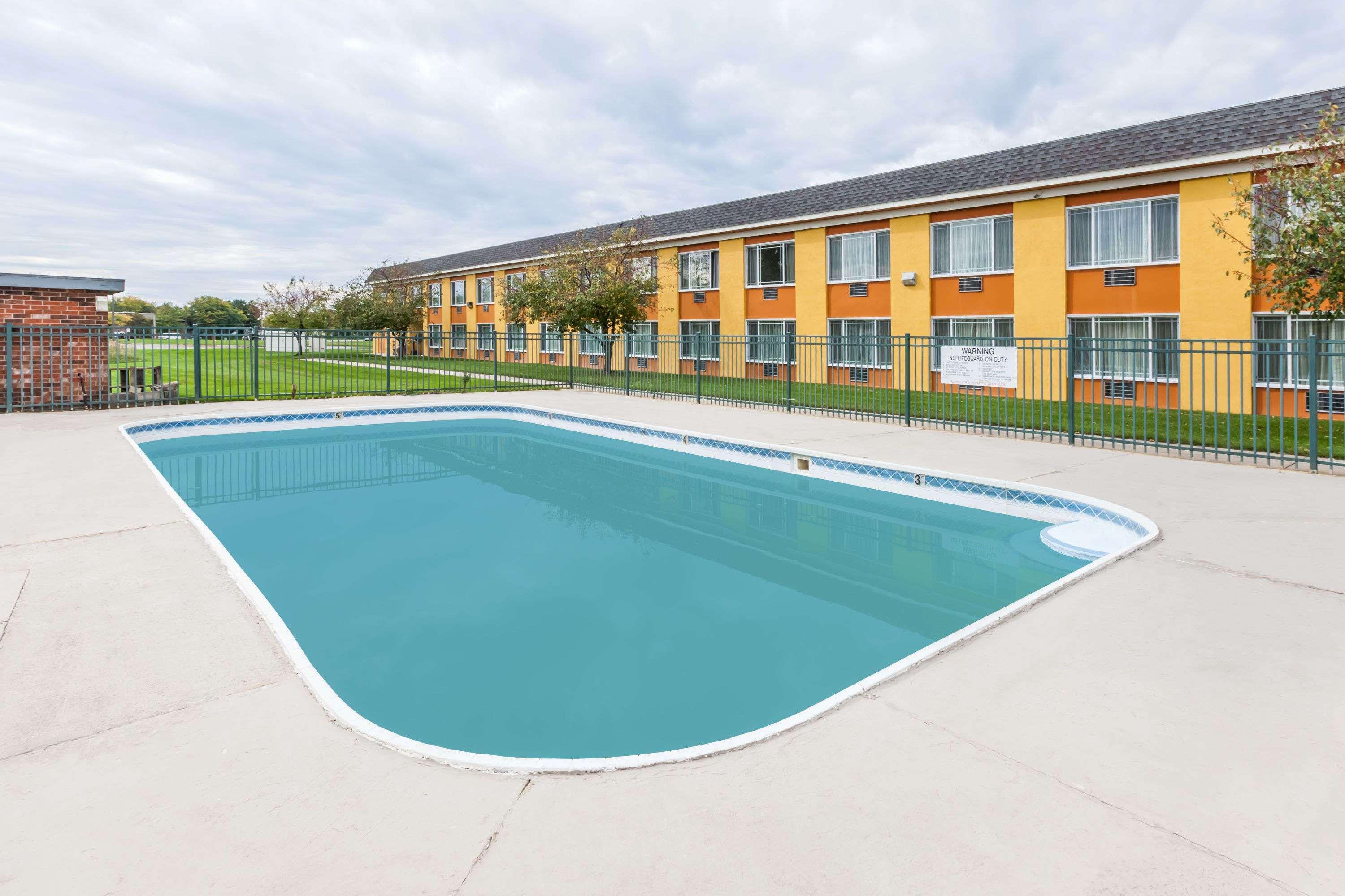 Days Inn By Wyndham Holland Bagian luar foto
