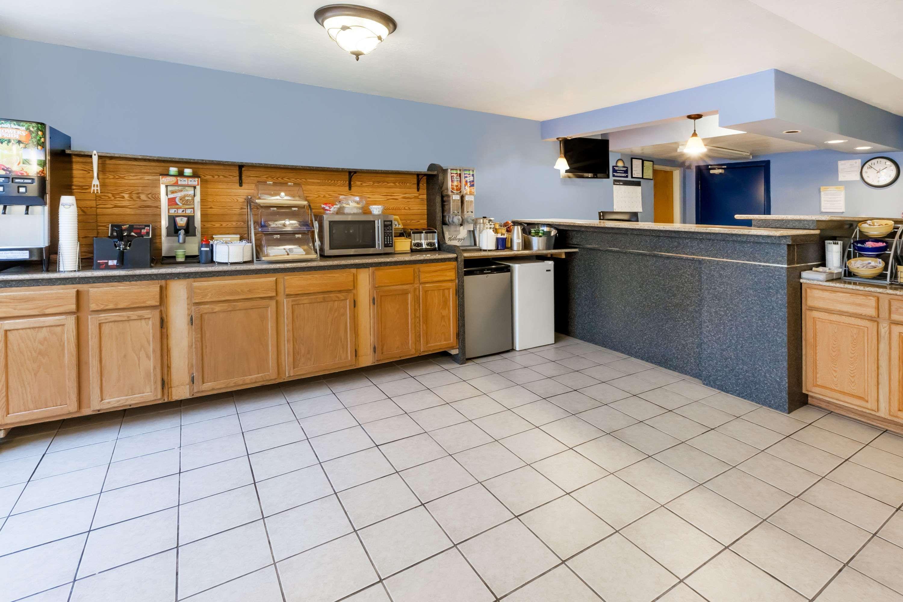 Days Inn By Wyndham Holland Bagian luar foto