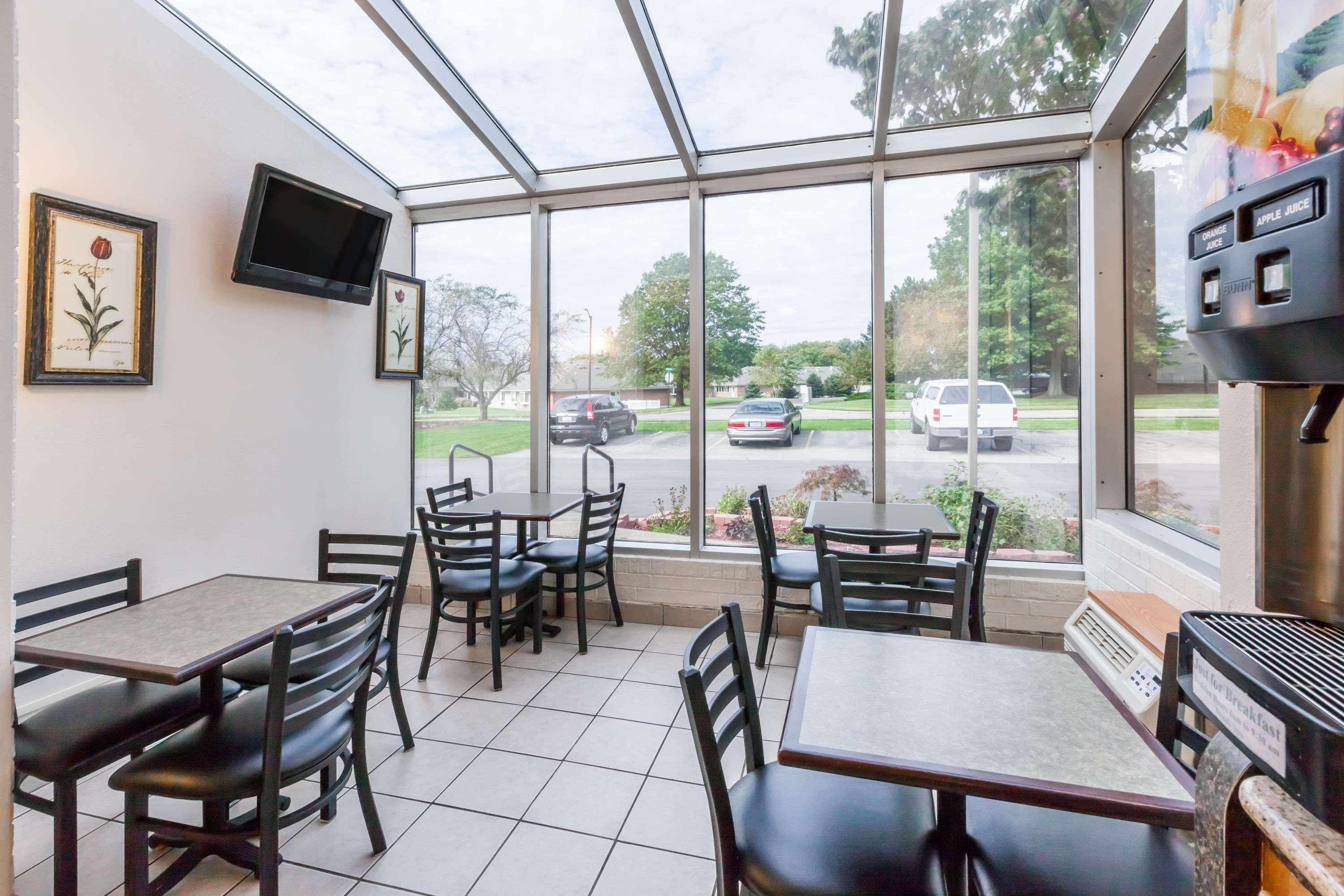 Days Inn By Wyndham Holland Bagian luar foto