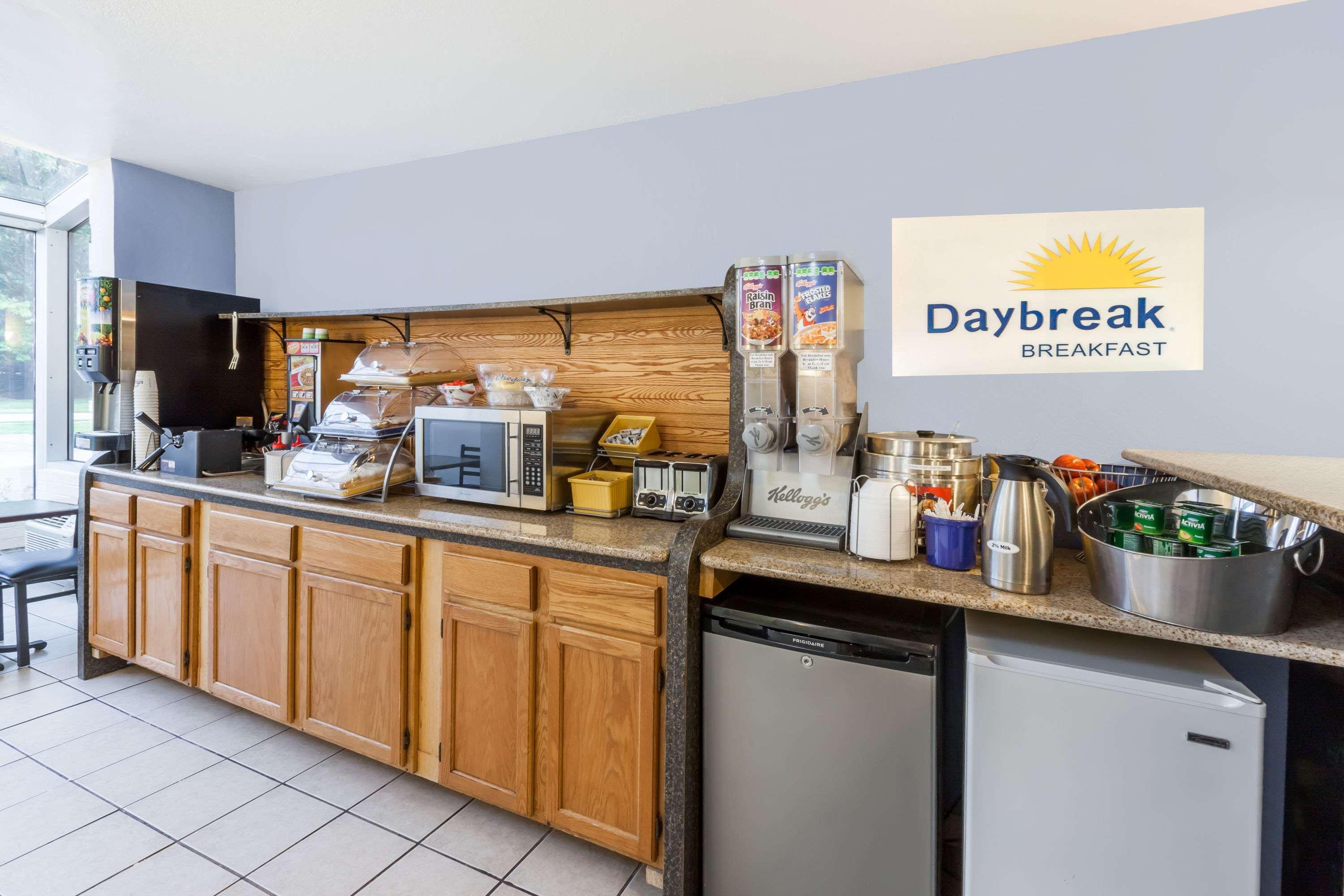 Days Inn By Wyndham Holland Bagian luar foto