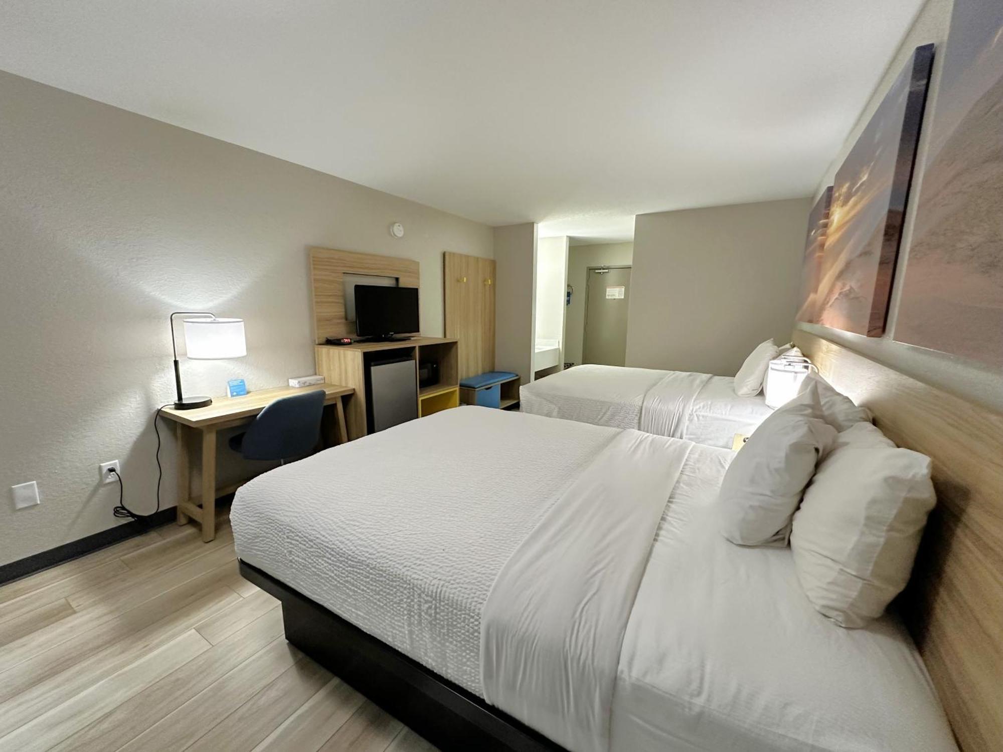 Days Inn By Wyndham Holland Bagian luar foto