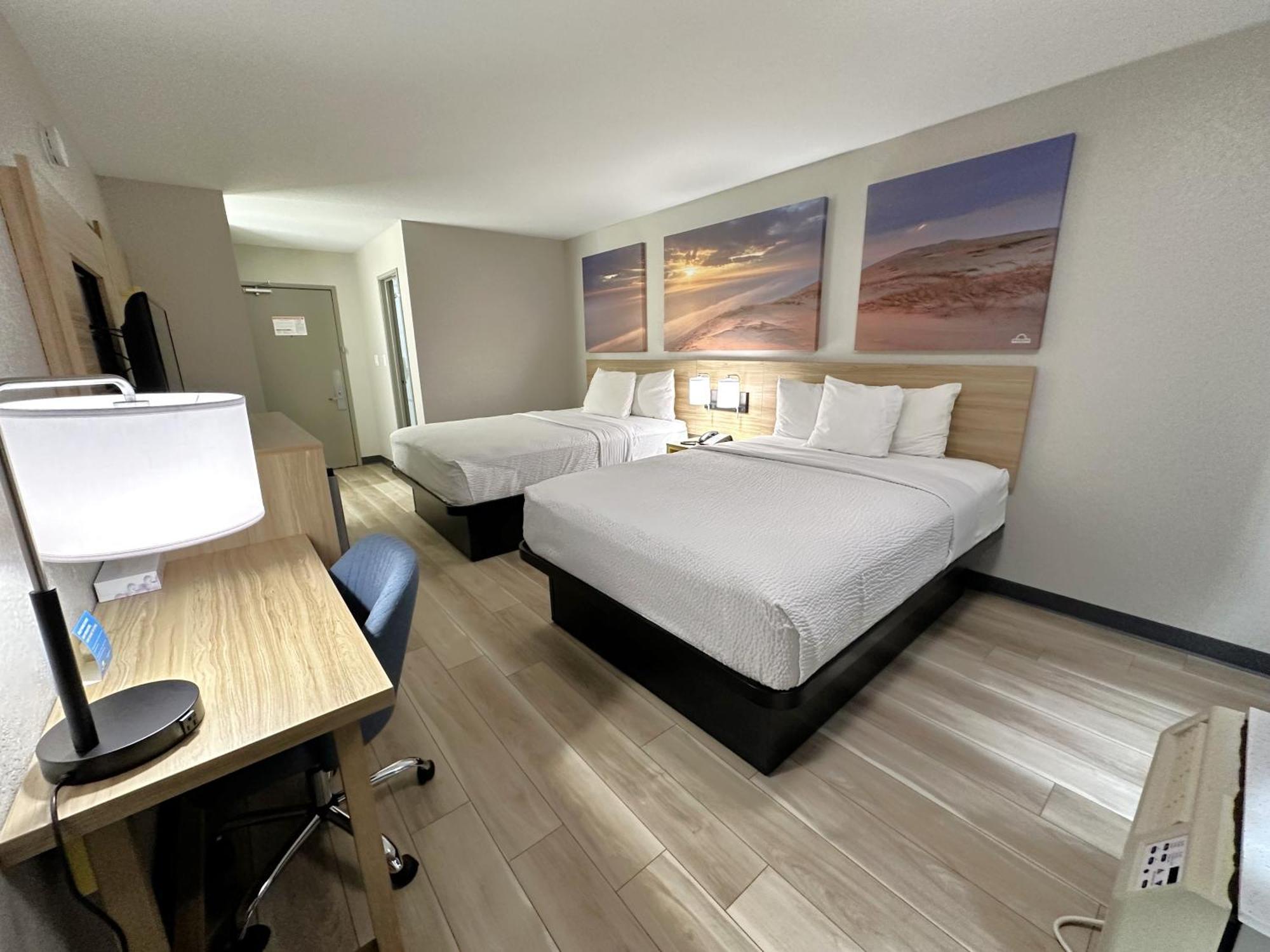 Days Inn By Wyndham Holland Bagian luar foto