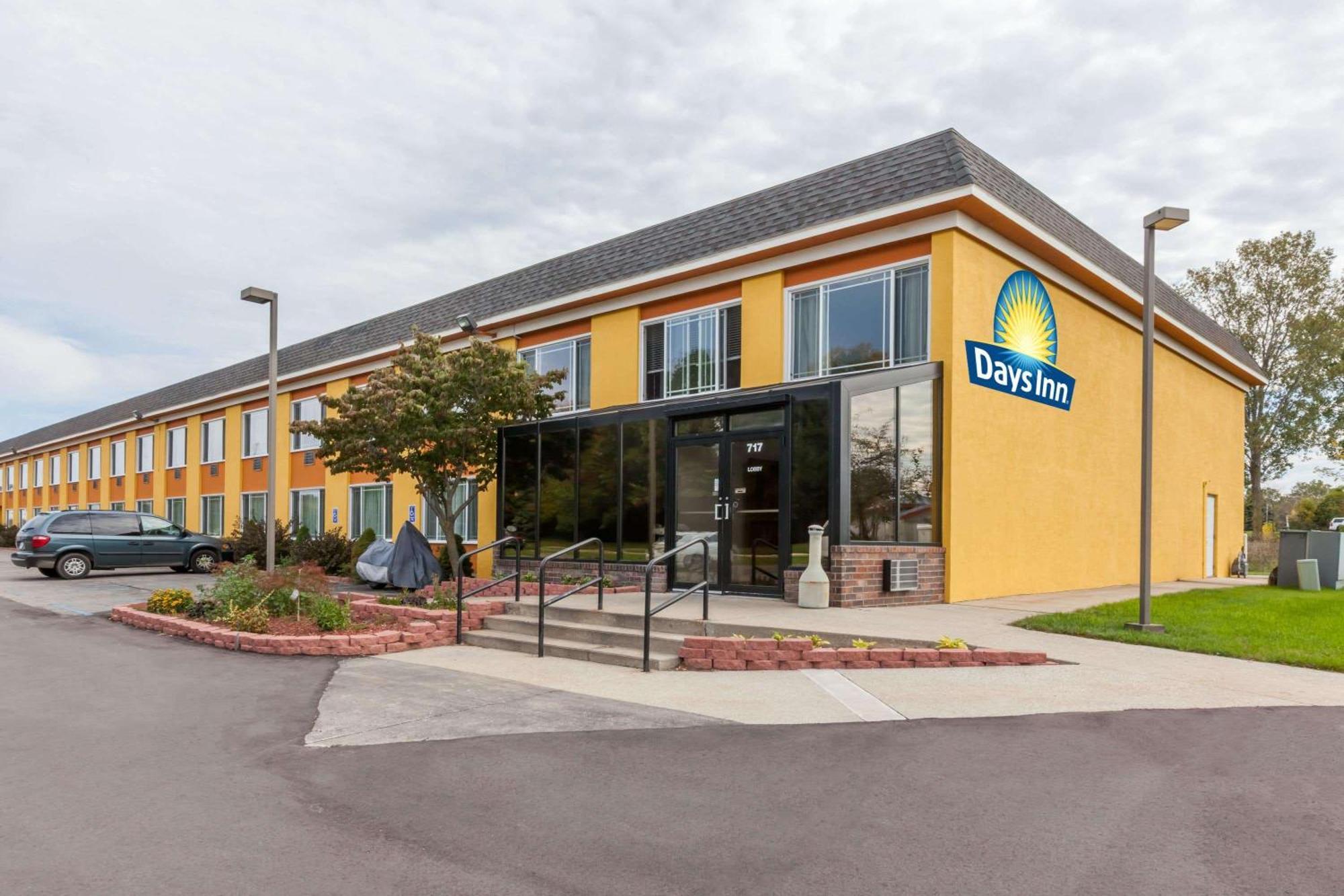 Days Inn By Wyndham Holland Bagian luar foto