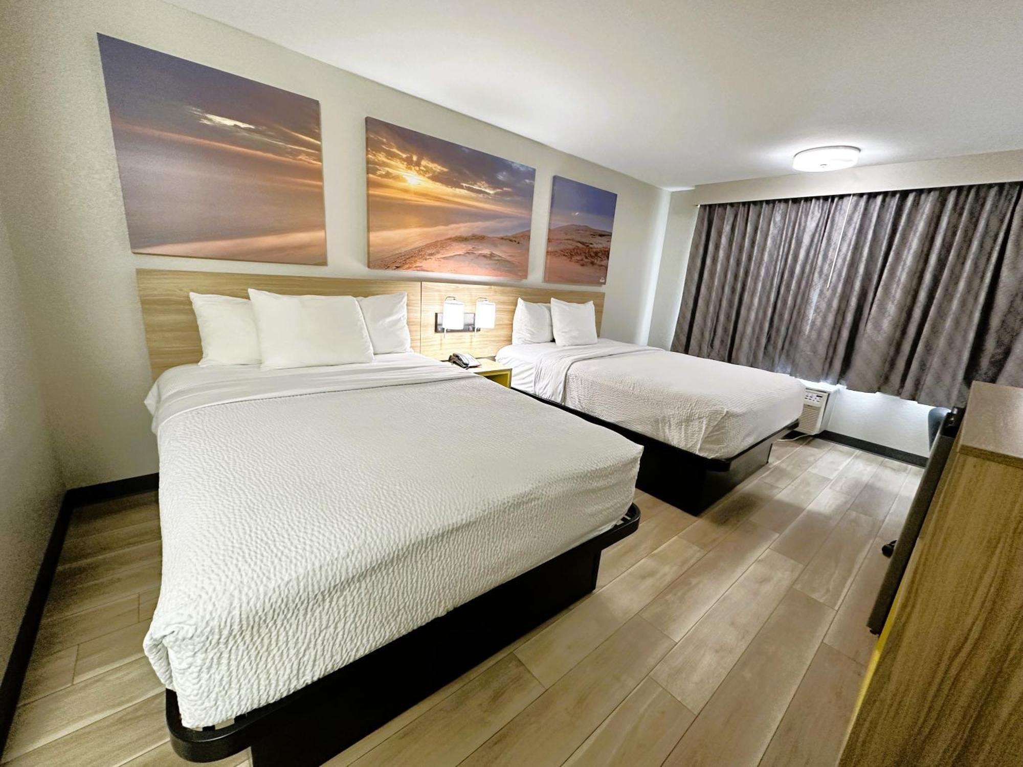 Days Inn By Wyndham Holland Bagian luar foto