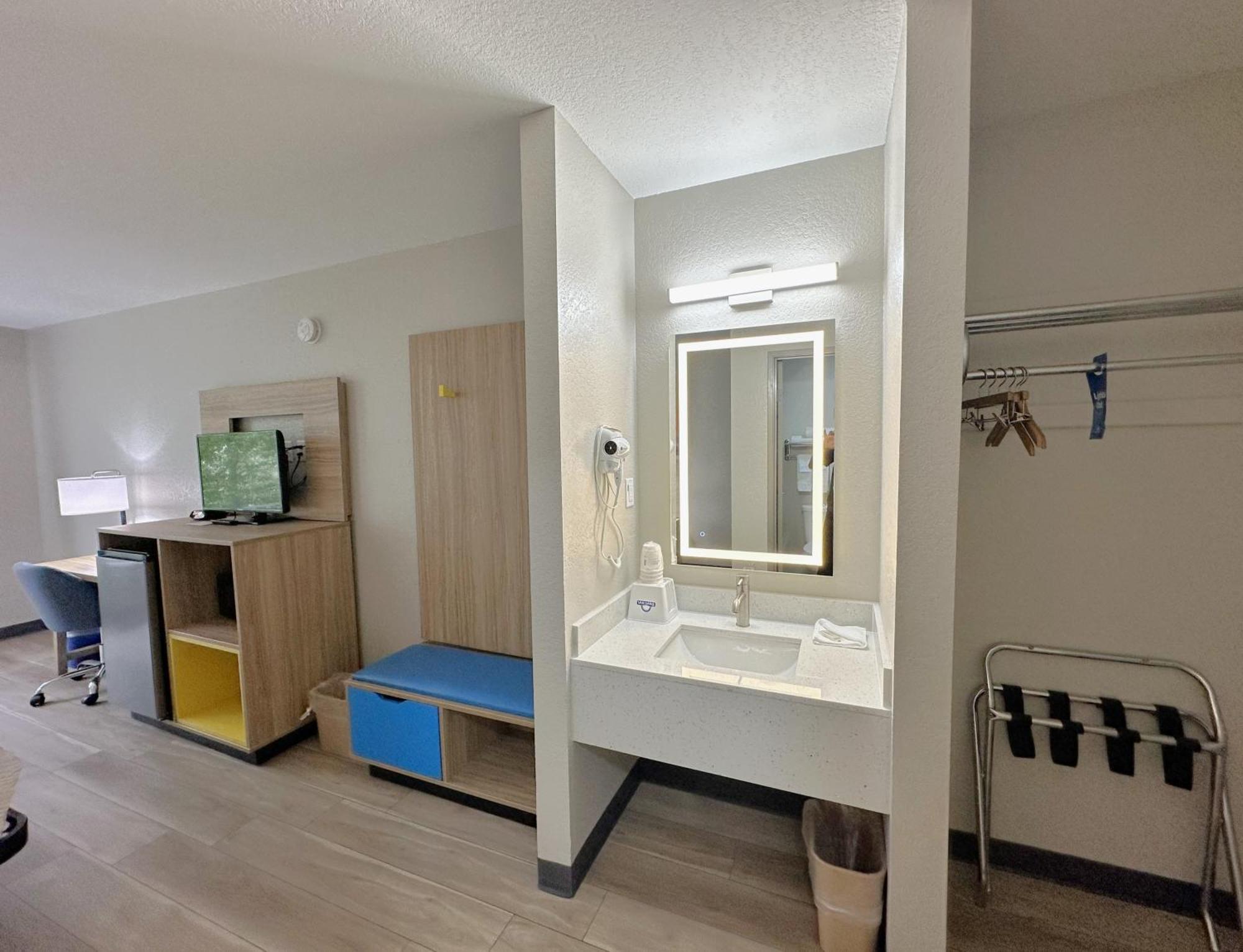 Days Inn By Wyndham Holland Bagian luar foto