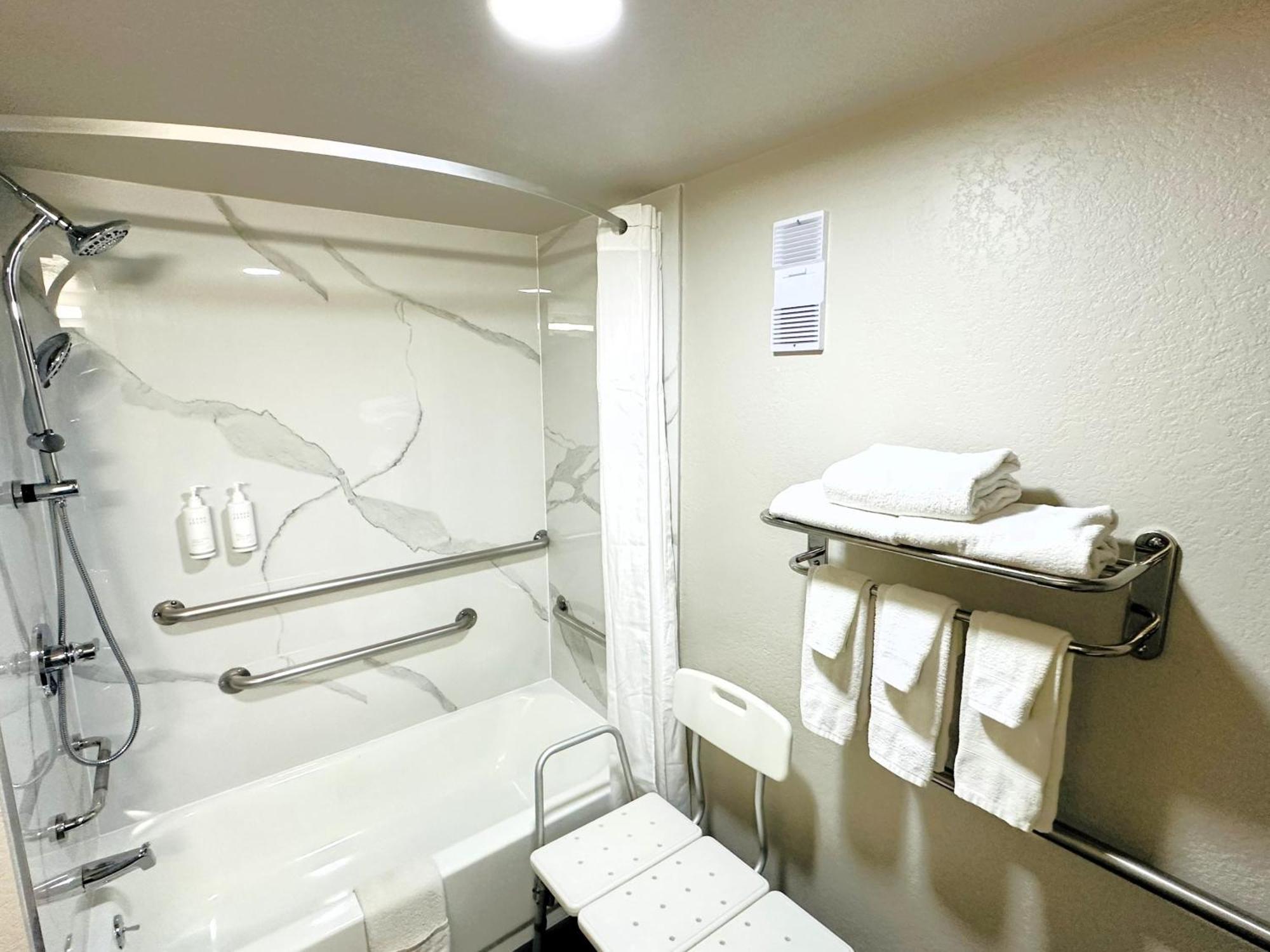 Days Inn By Wyndham Holland Bagian luar foto