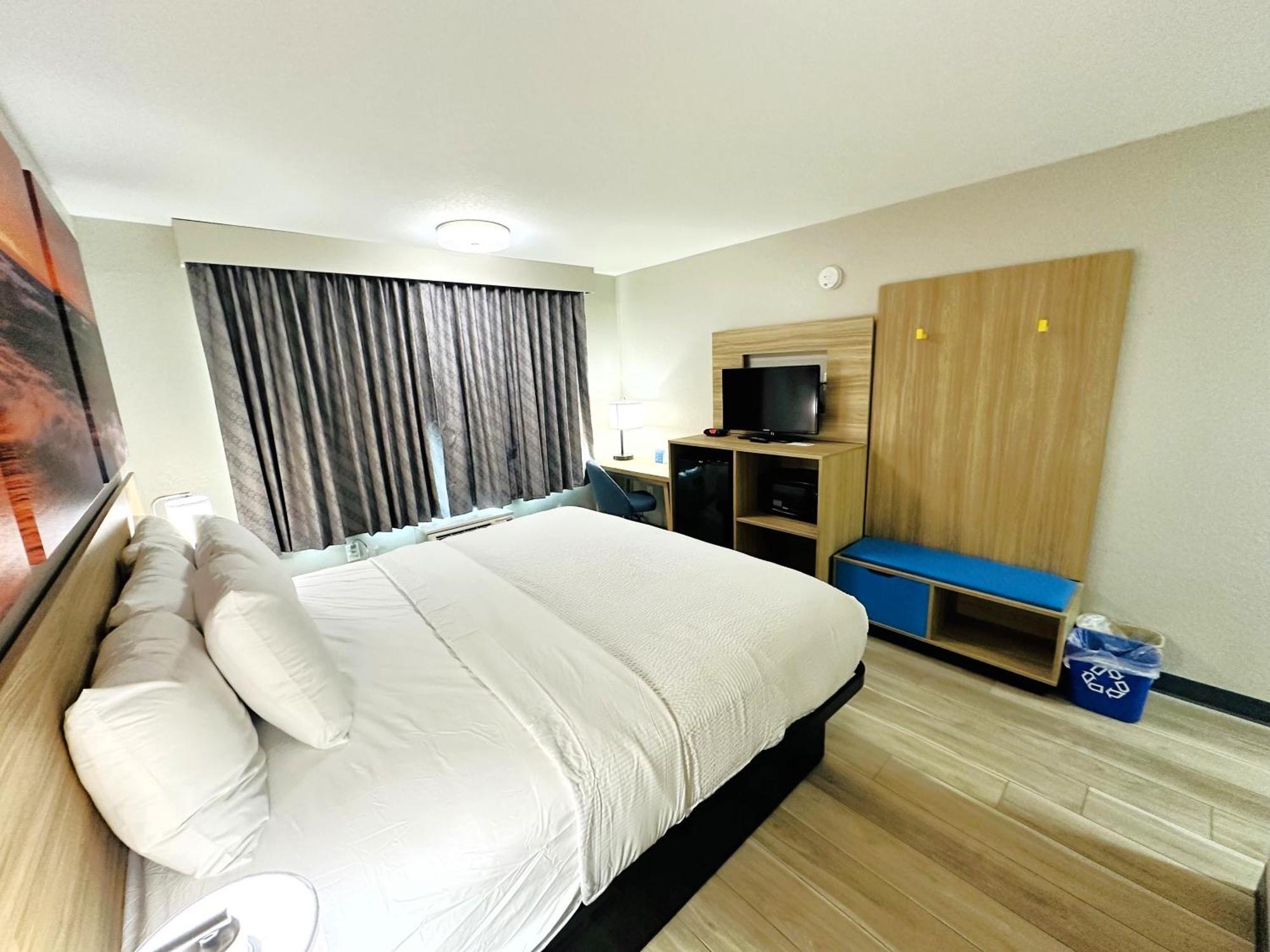 Days Inn By Wyndham Holland Bagian luar foto