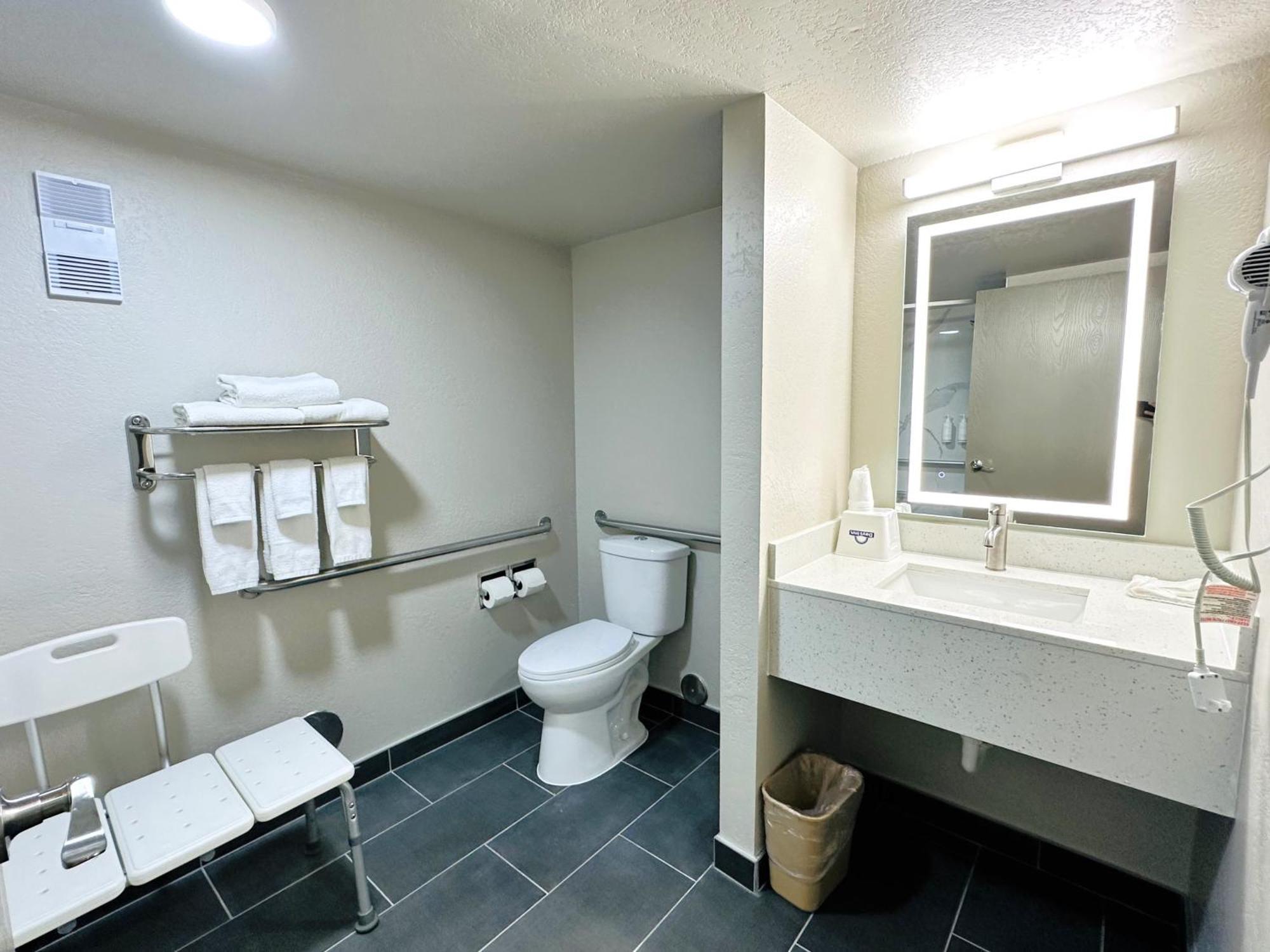 Days Inn By Wyndham Holland Bagian luar foto