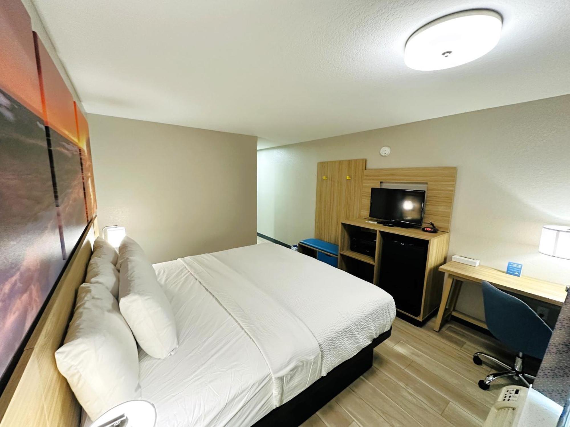 Days Inn By Wyndham Holland Bagian luar foto