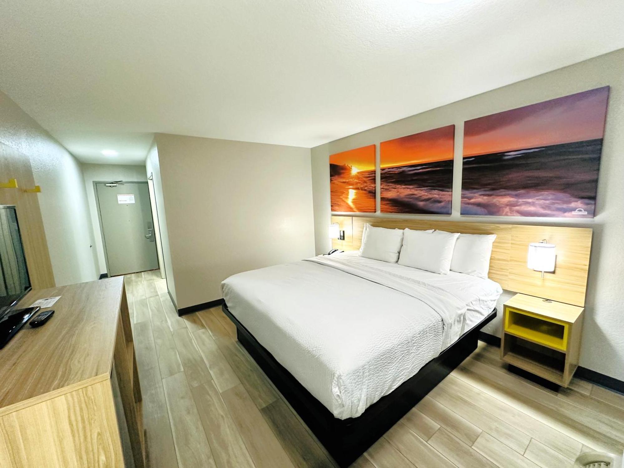 Days Inn By Wyndham Holland Bagian luar foto