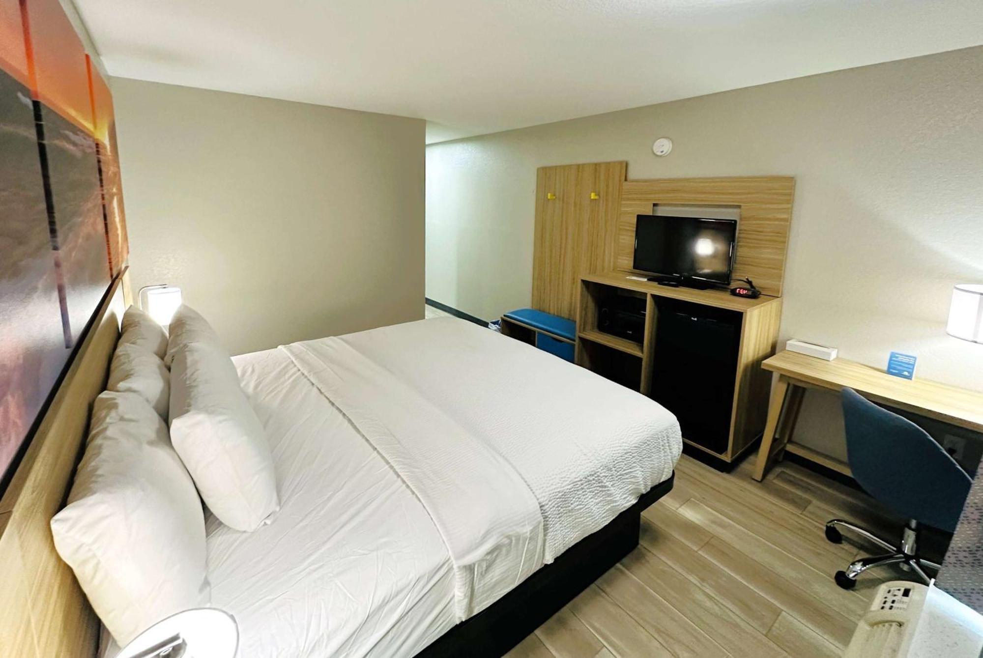 Days Inn By Wyndham Holland Bagian luar foto