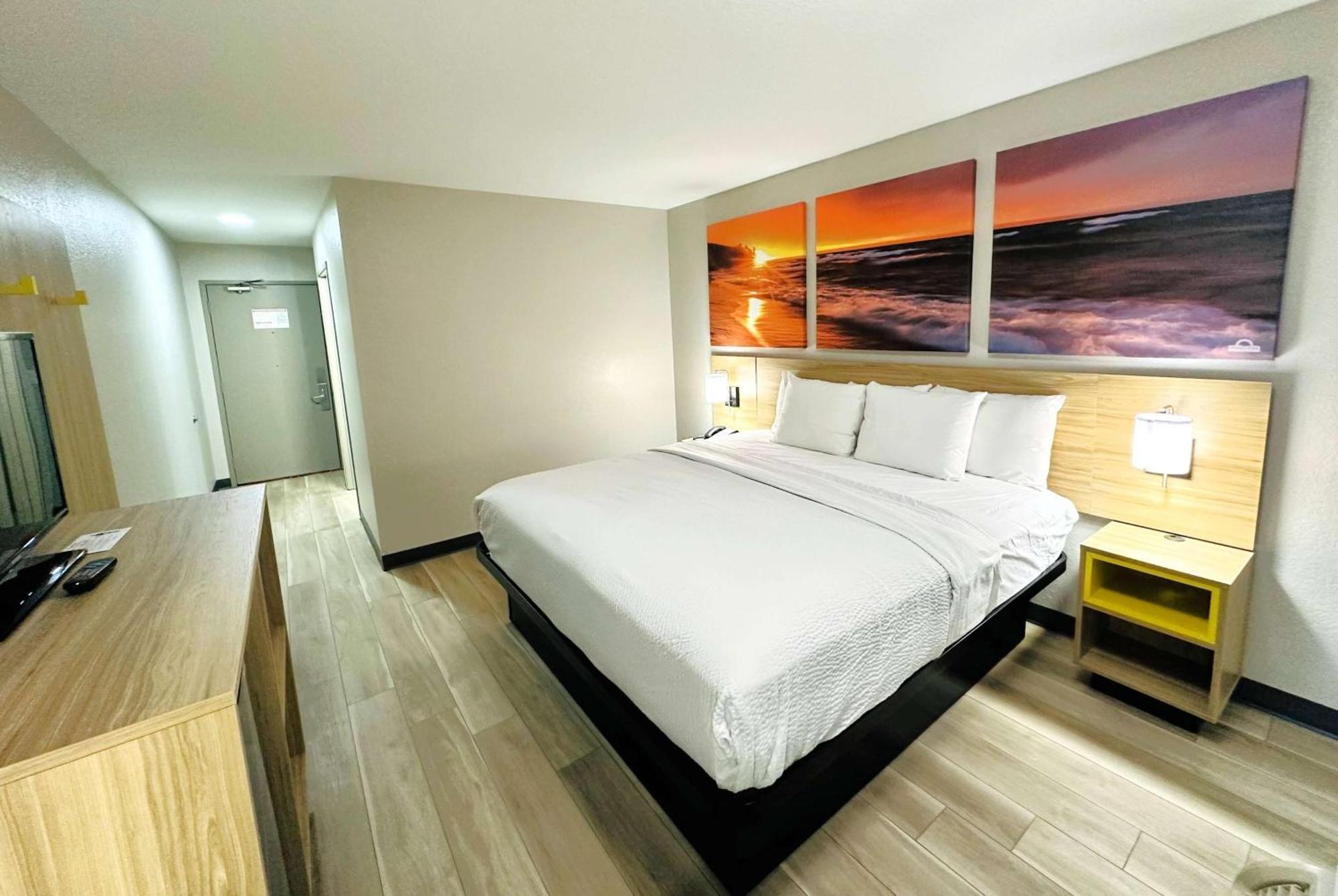 Days Inn By Wyndham Holland Bagian luar foto