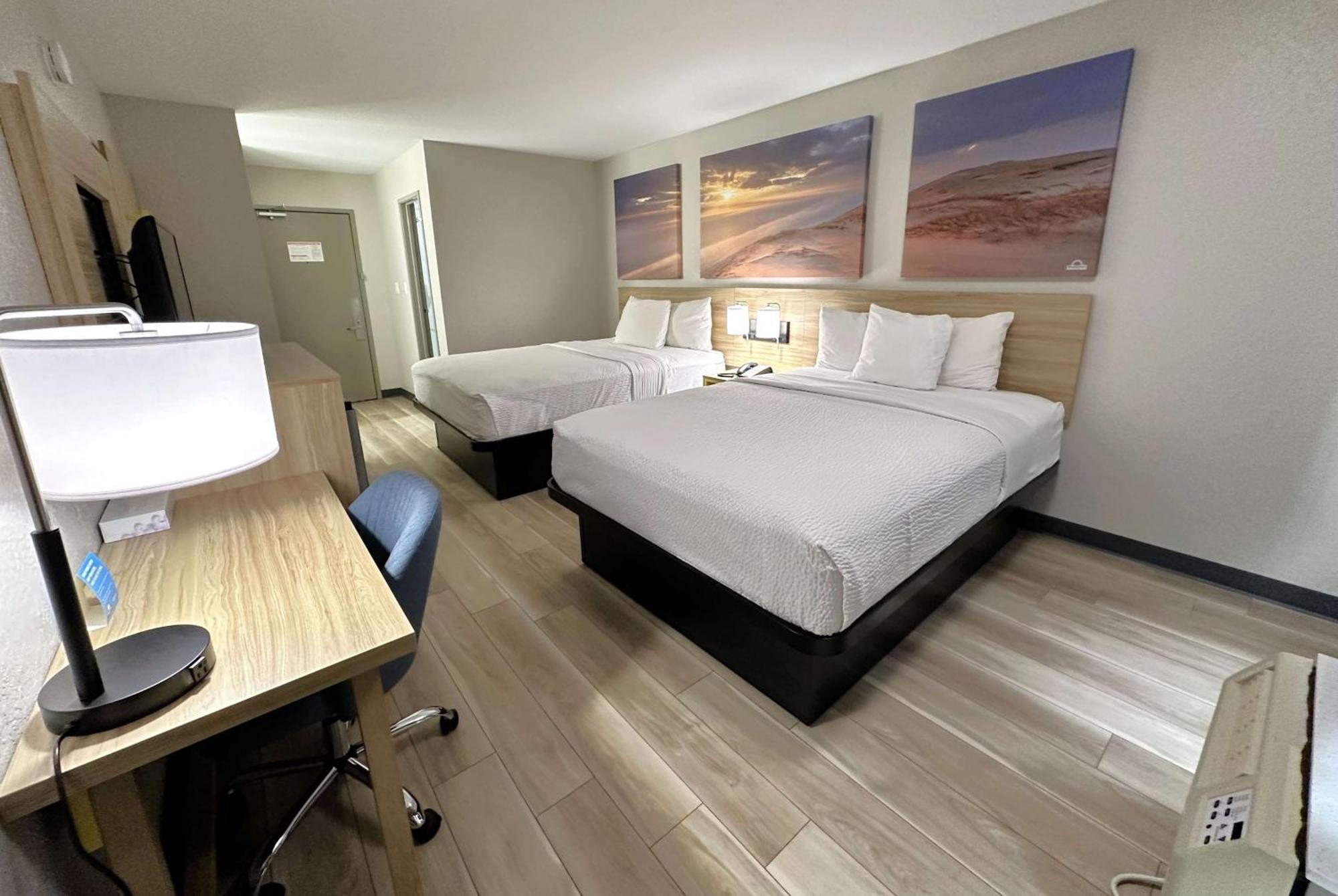 Days Inn By Wyndham Holland Bagian luar foto