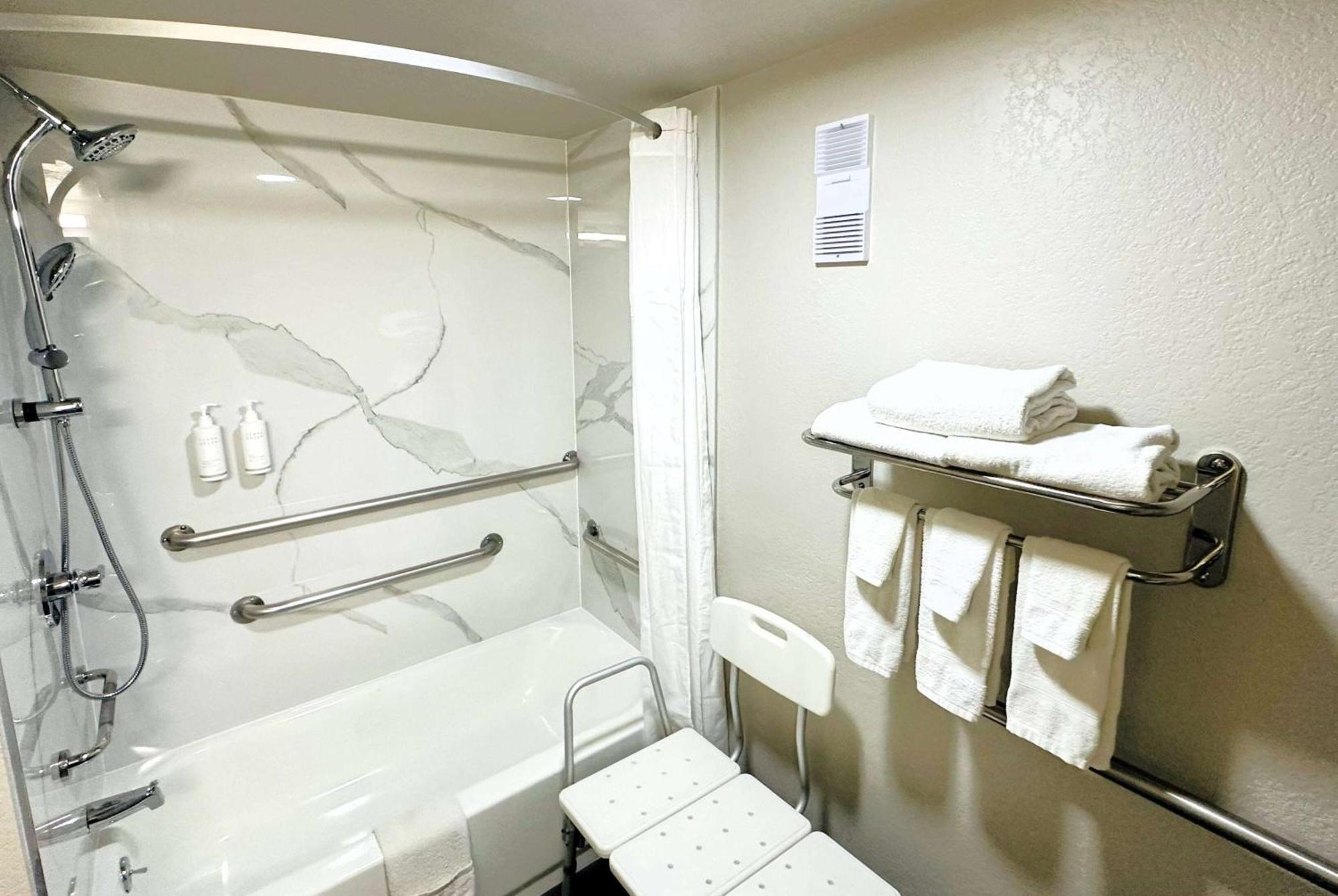 Days Inn By Wyndham Holland Bagian luar foto