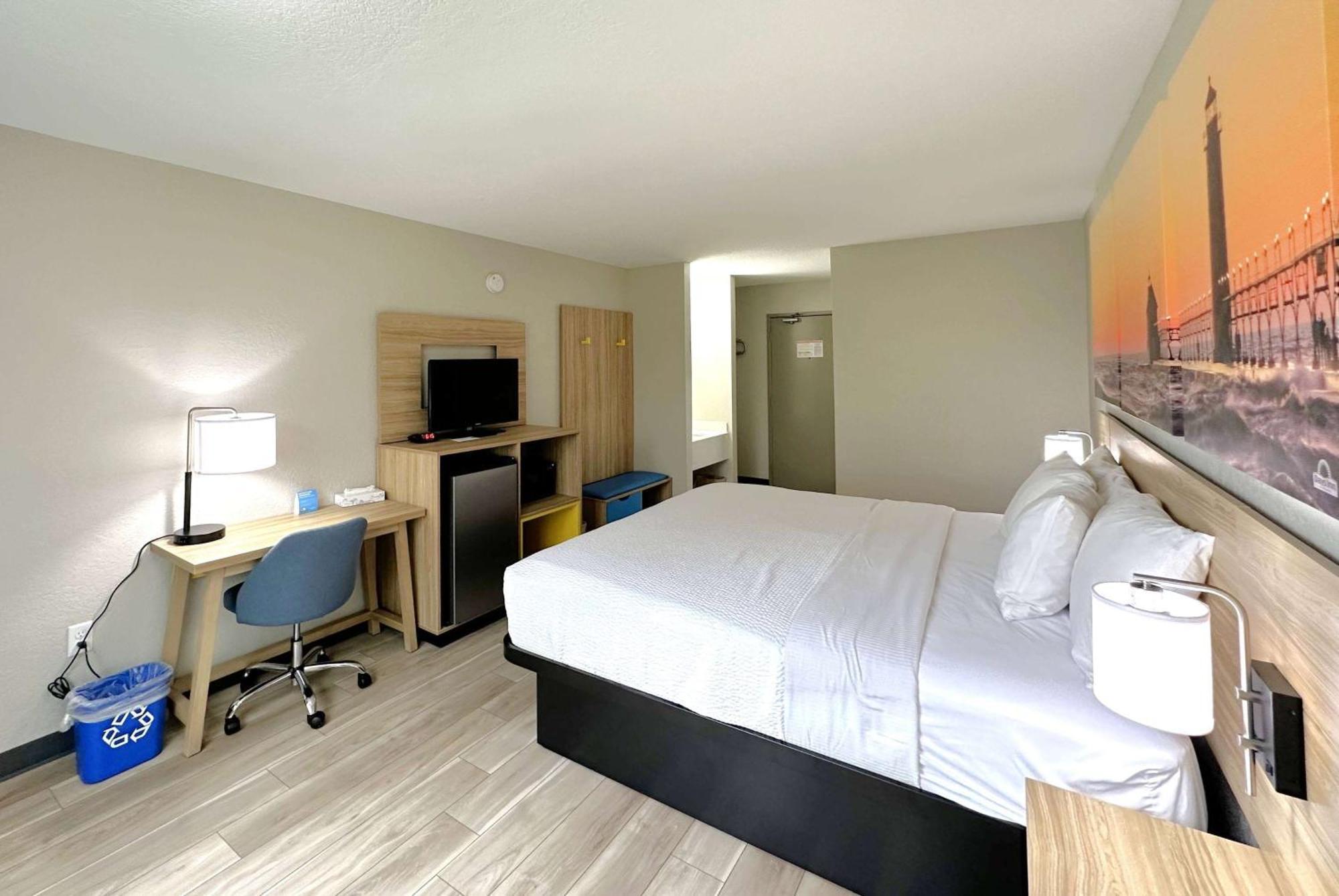 Days Inn By Wyndham Holland Bagian luar foto